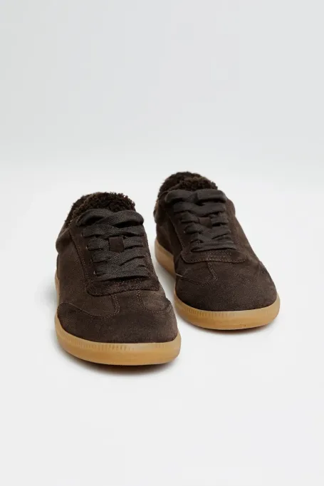 Sneaker aus Veloursleder mit weichem Fell-Innenfutter