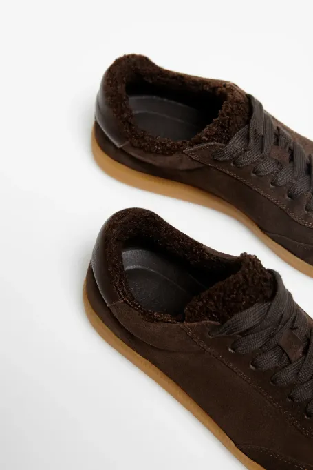 Sneaker aus Veloursleder mit weichem Fell-Innenfutter