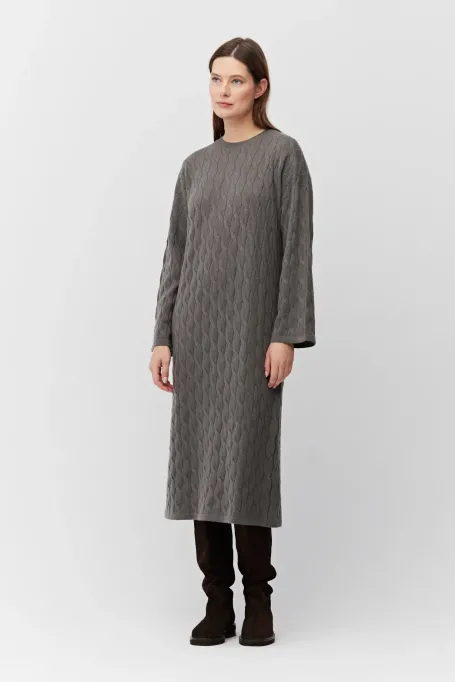 Strickkleid mit Zopfmuster aus Merinowolle und Kaschmir