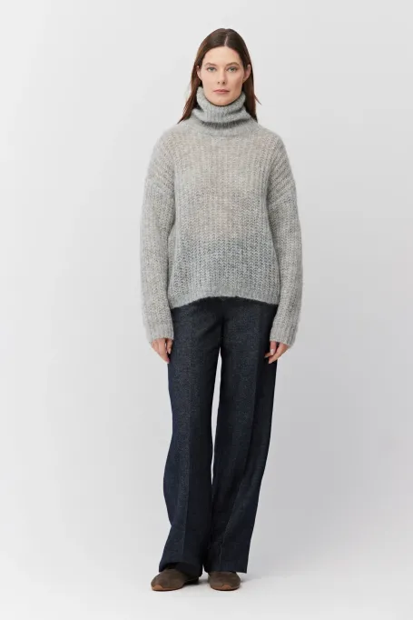 Grauer Rollkragenpullover mit Mohair