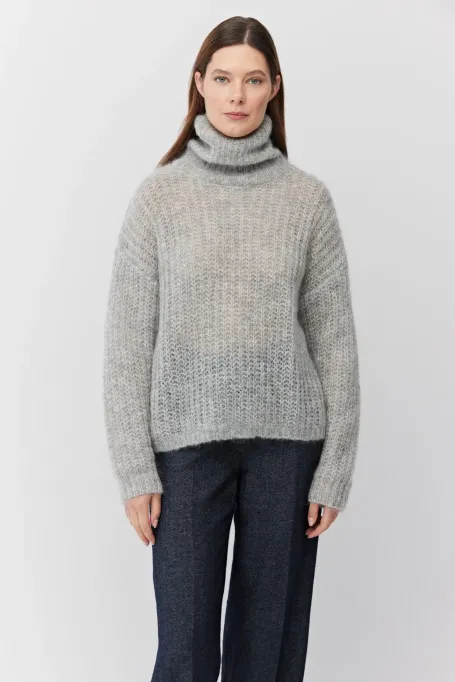 Grauer Rollkragenpullover mit Mohair