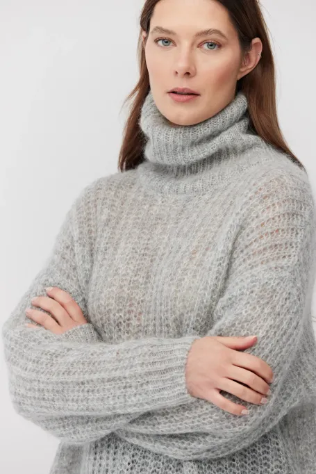 Grauer Rollkragenpullover mit Mohair