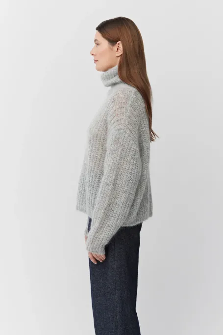 Grauer Rollkragenpullover mit Mohair