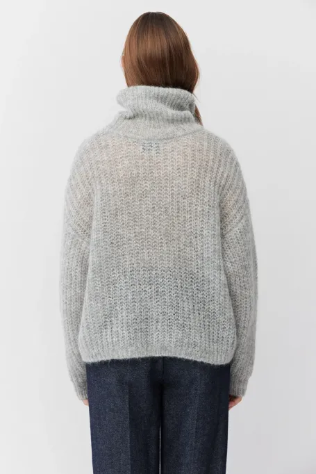 Grauer Rollkragenpullover mit Mohair