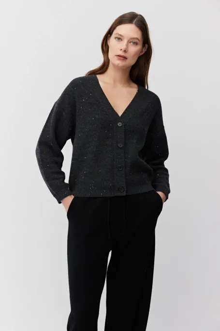 Grauer Strickcardigan mit Wolle