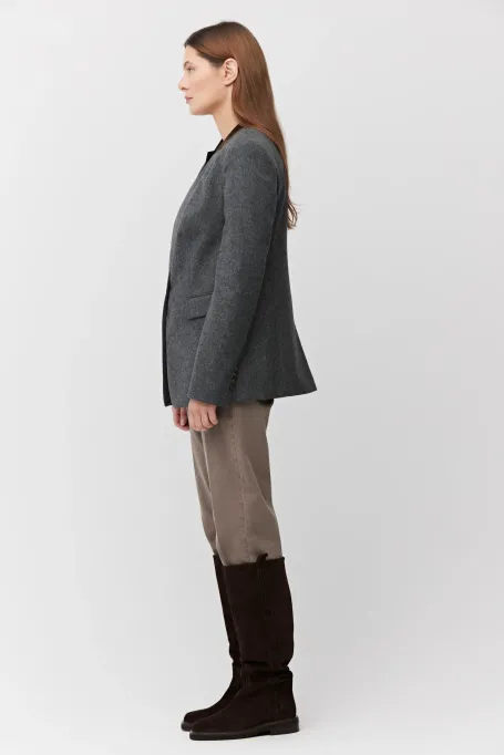 Graues einreihiges Sakko mit Kaschmir Graues einreihiges Sakko mit Kaschmir