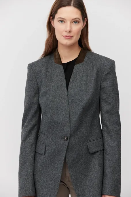Graues einreihiges Sakko mit Kaschmir Graues einreihiges Sakko mit Kaschmir