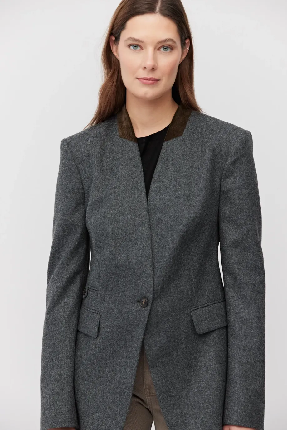 Graues einreihiges Sakko mit Kaschmir Graues einreihiges Sakko mit Kaschmir