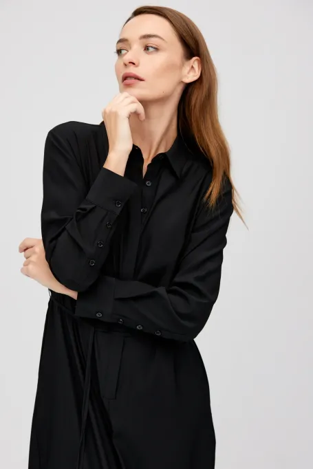 Schwarzer Seidenoverall