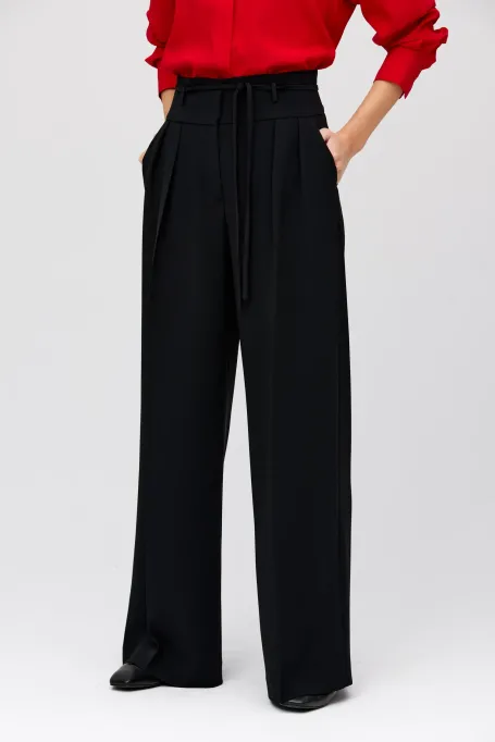 Schwarze Hose mit weitem Bein.