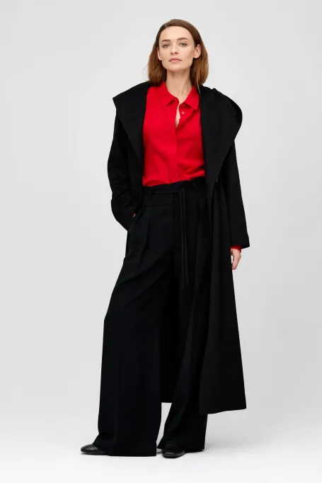 Schwarze Hose mit weitem Bein.