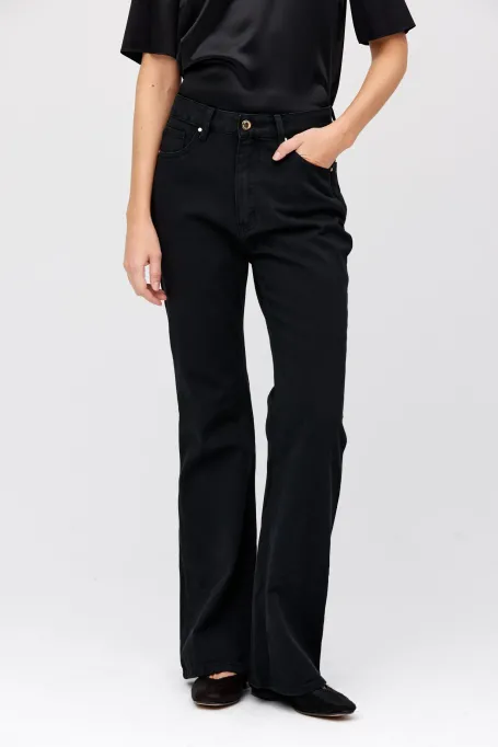 Schwarze Jeans mit geradem Bein.