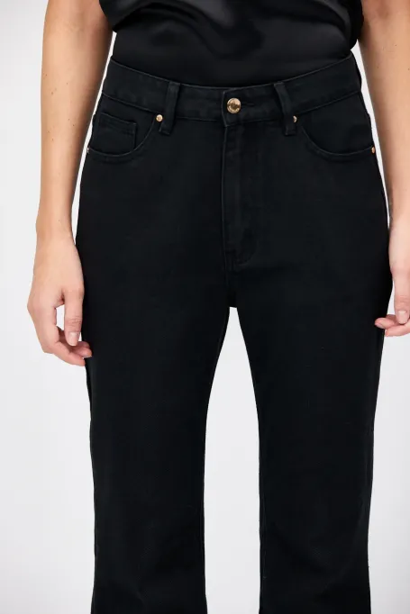 Schwarze Jeans mit geradem Bein.