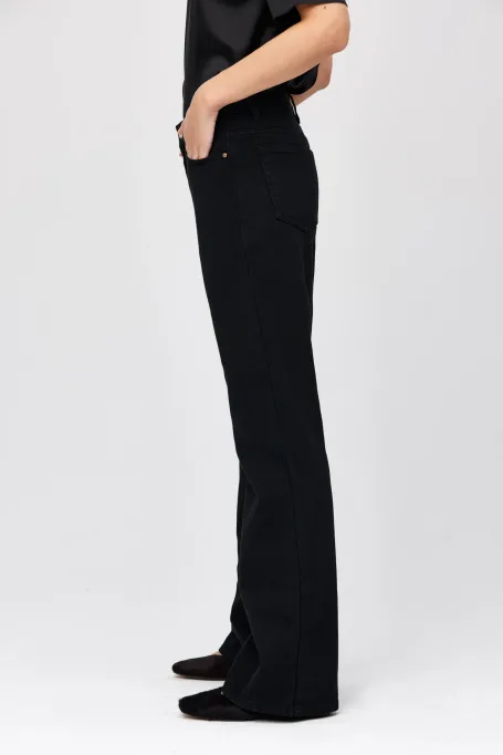 Schwarze Jeans mit geradem Bein.