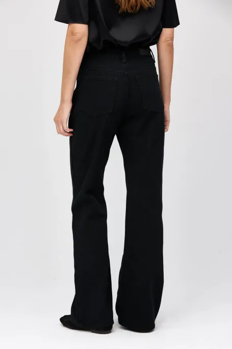 Schwarze Jeans mit geradem Bein.