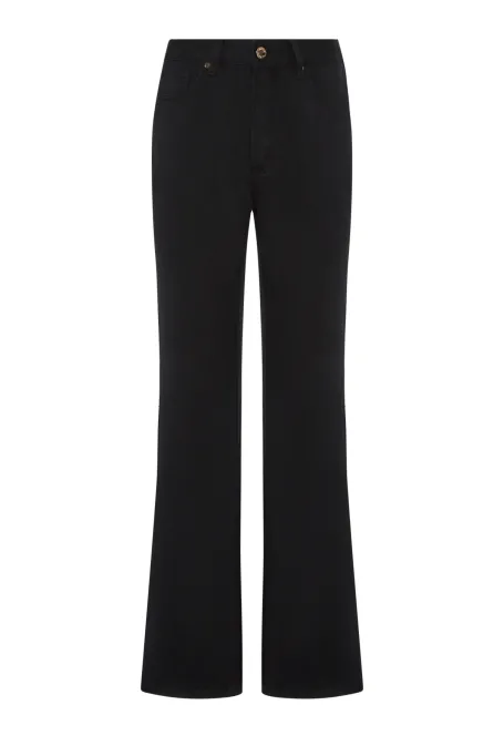 Schwarze Jeans mit geradem Bein.