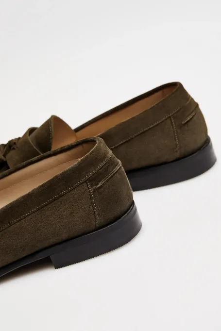 Veloursleder-Mokassins mit Fransen