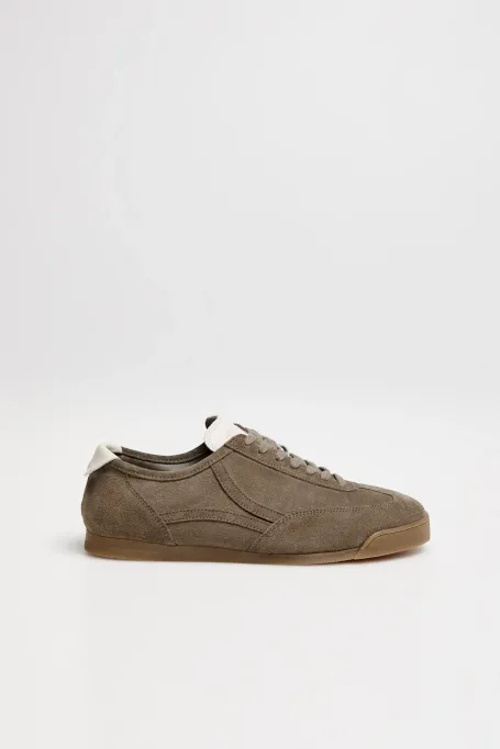 Grüne Sneakers aus Veloursleder