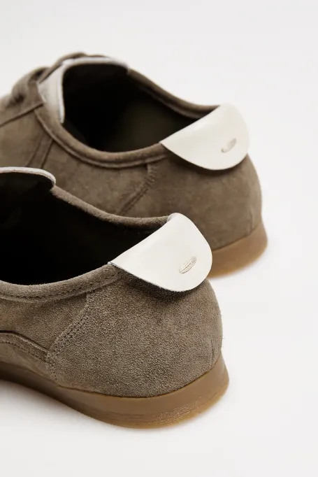 Grüne Sneakers aus Veloursleder