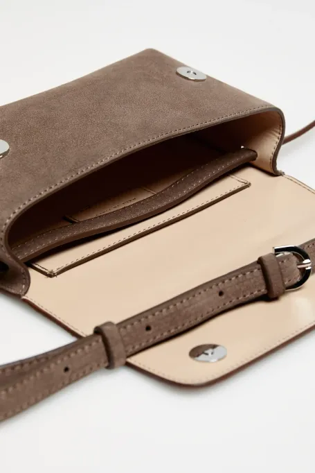 Braune Tasche aus Veloursleder