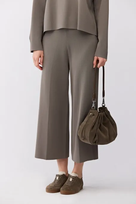 Grüne Sneakers aus Veloursleder