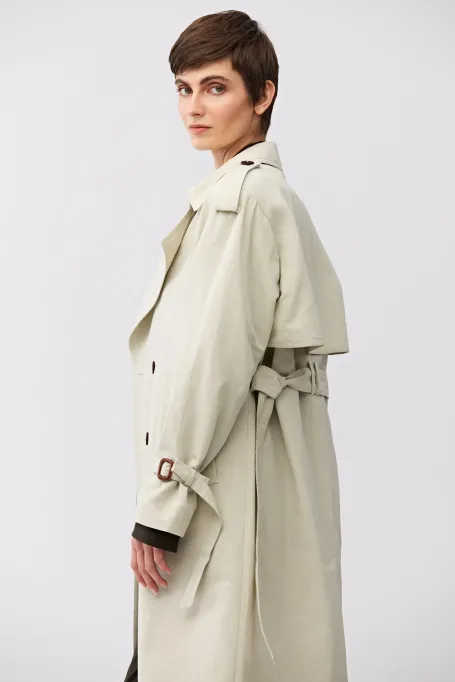 Langer Trenchcoat mit Gürtel
