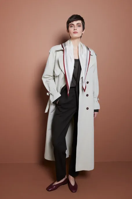 Langer Trenchcoat mit Gürtel