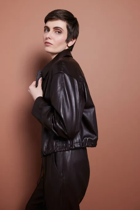 Kurze braune Lederjacke