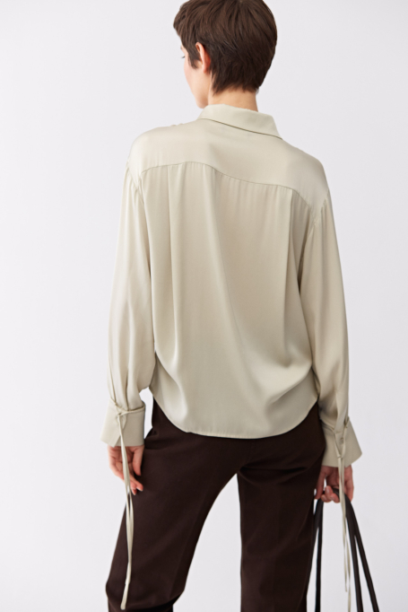 Seidenbluse mit Bindung am Manschettenende