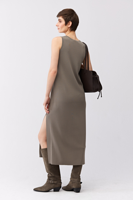 Grünes gestricktes Midikleid