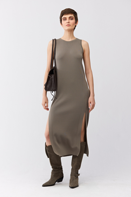 Grünes gestricktes Midikleid