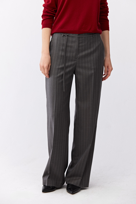 Weite graue Anzughose mit Streifen
