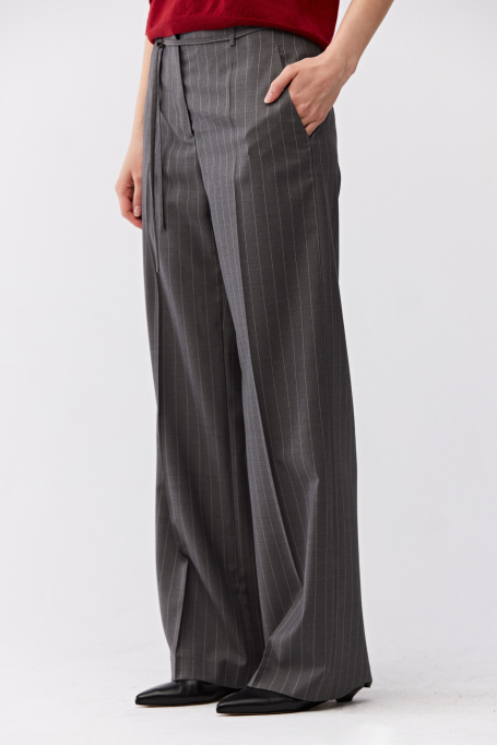 Weite graue Anzughose mit Streifen