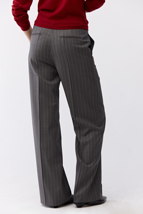 Weite graue Anzughose mit Streifen
