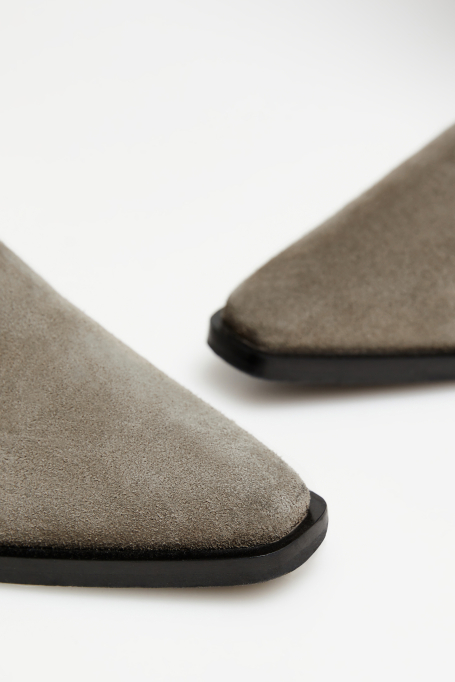 Velourslederstiefel mit Riemen und Schnalle - Patrizia Aryton