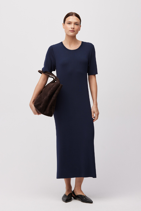 Marineblaues Strickkleid in Midi-Länge