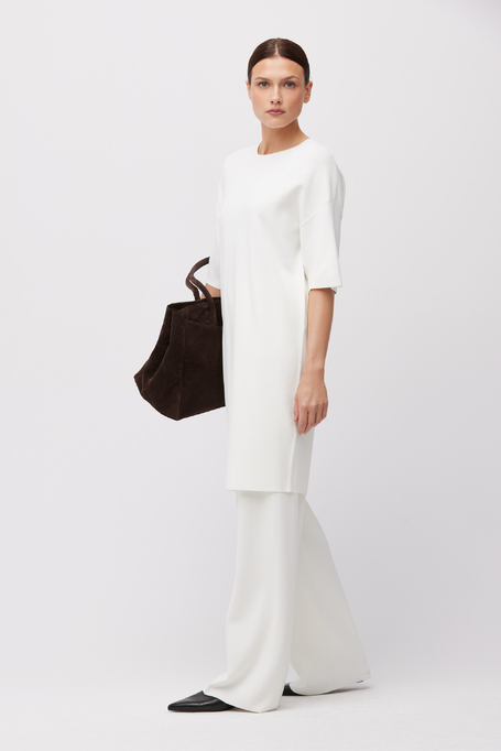 Weißes lockeres Strickkleid