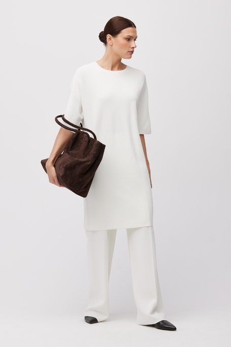 Weißes lockeres Strickkleid