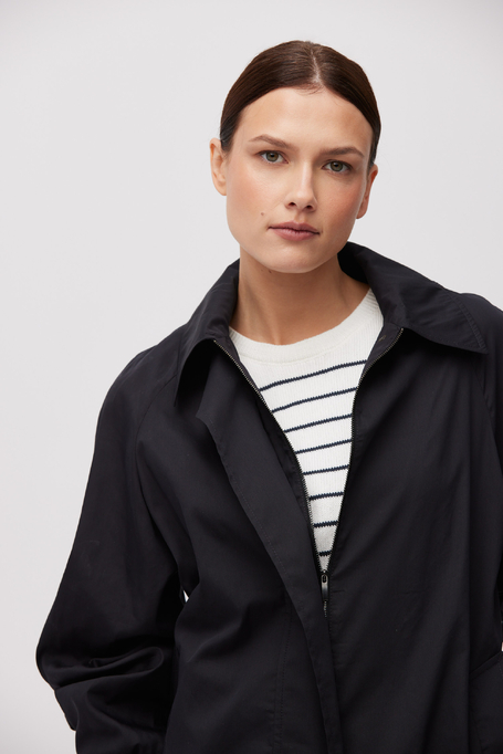 Weißes Baumwollshirt mit schwarzen Streifen