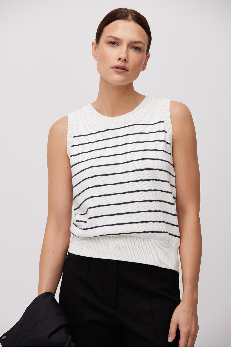 Weißes Baumwollshirt mit schwarzen Streifen Weißes Baumwollshirt mit schwarzen Streifen