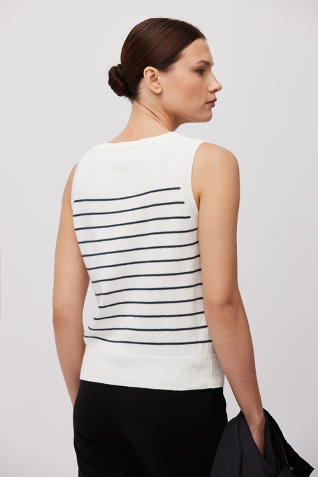 Weißes Baumwollshirt mit schwarzen Streifen Weißes Baumwollshirt mit schwarzen Streifen