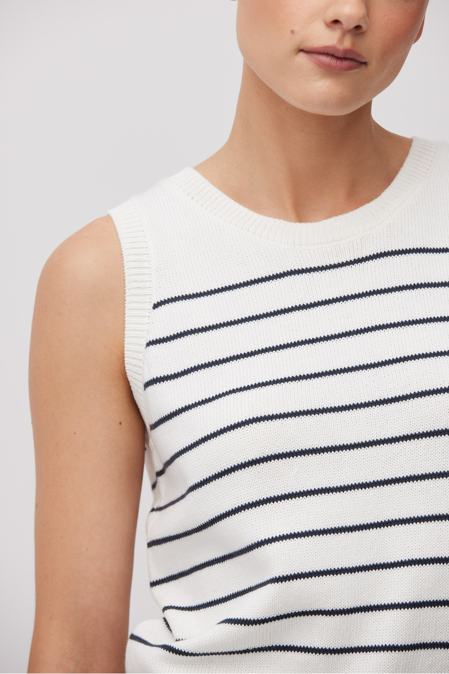 Weißes Baumwollshirt mit schwarzen Streifen Weißes Baumwollshirt mit schwarzen Streifen