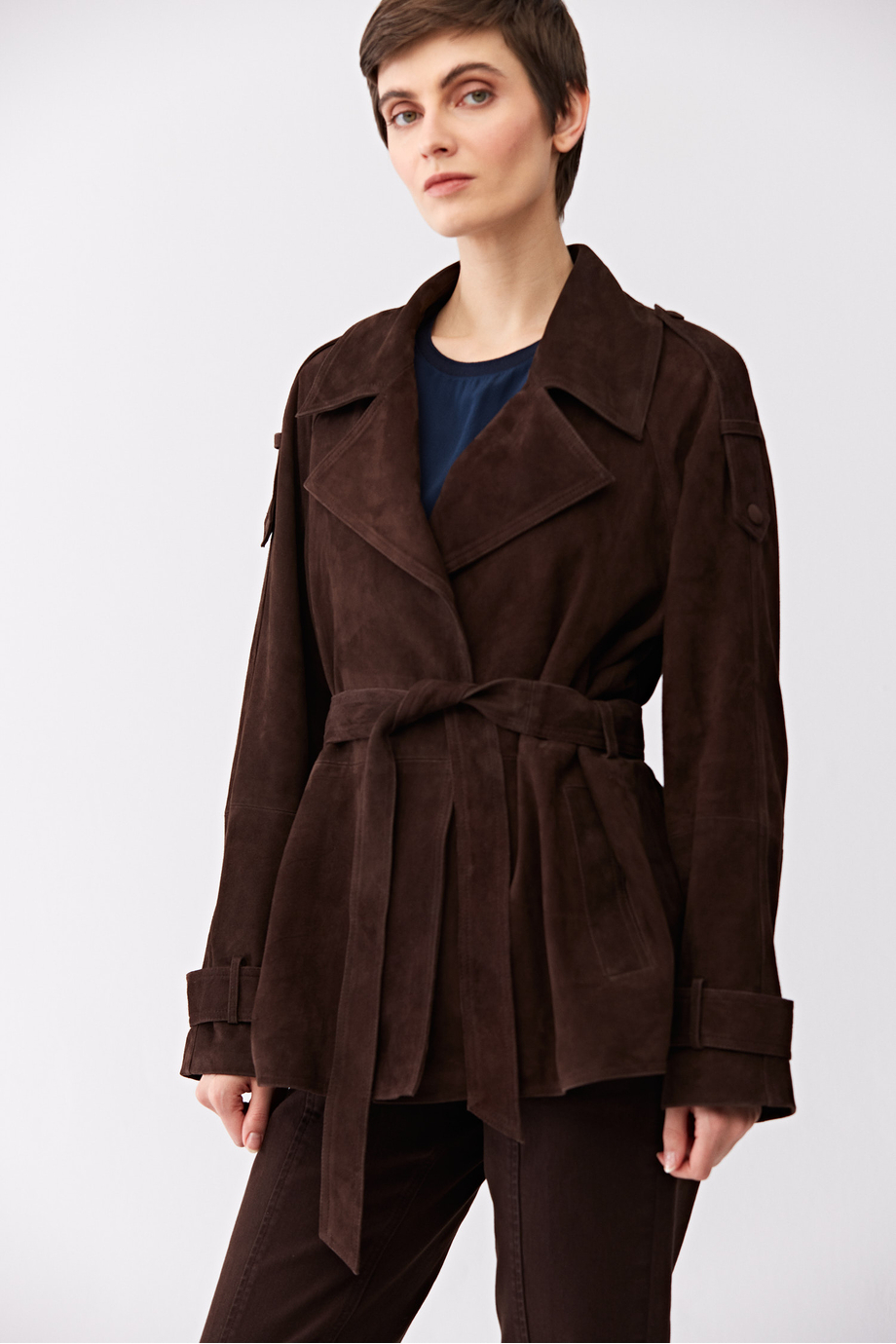 Braune Lederjacke mit Gürtel Braune Lederjacke mit Gürtel