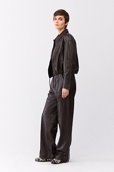 Braune Lederhose mit weitem Bein