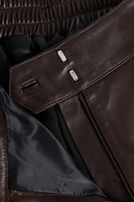 Braune Lederhose mit weitem Bein