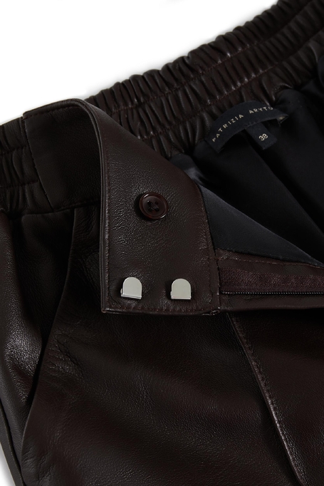 Braune Lederhose mit weitem Bein