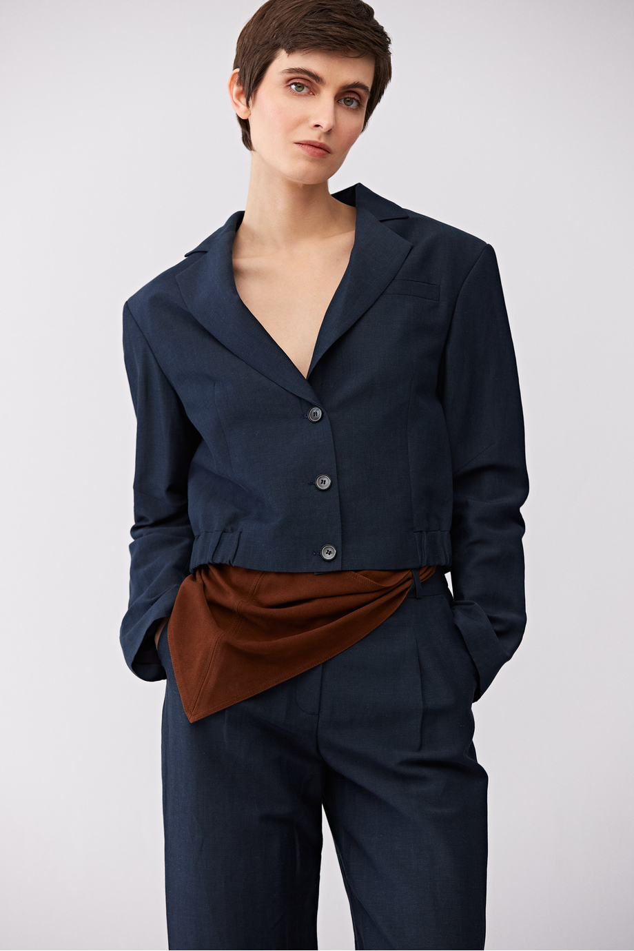Marineblaues einreihiges Sakko aus Wolle und Leinen Marineblaues einreihiges Sakko aus Wolle und Leinen
