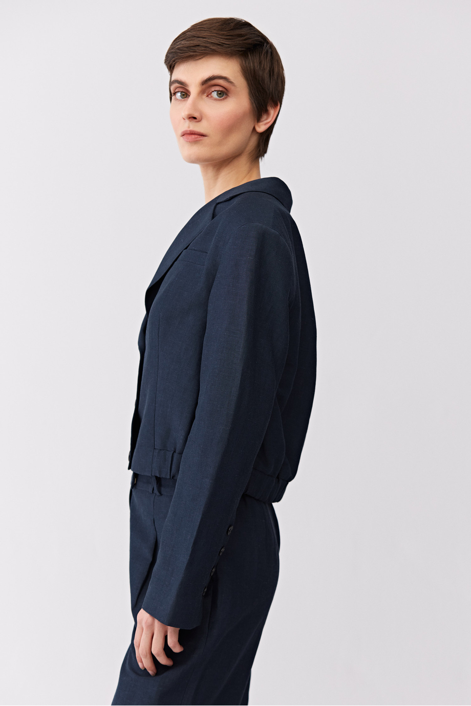 Marineblaues einreihiges Sakko aus Wolle und Leinen Marineblaues einreihiges Sakko aus Wolle und Leinen