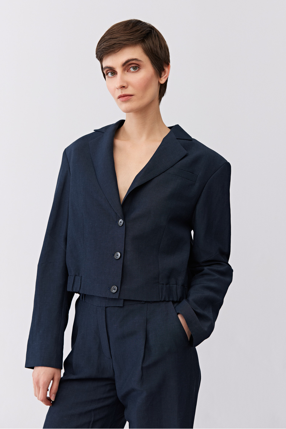 Marineblaues einreihiges Sakko aus Wolle und Leinen Marineblaues einreihiges Sakko aus Wolle und Leinen