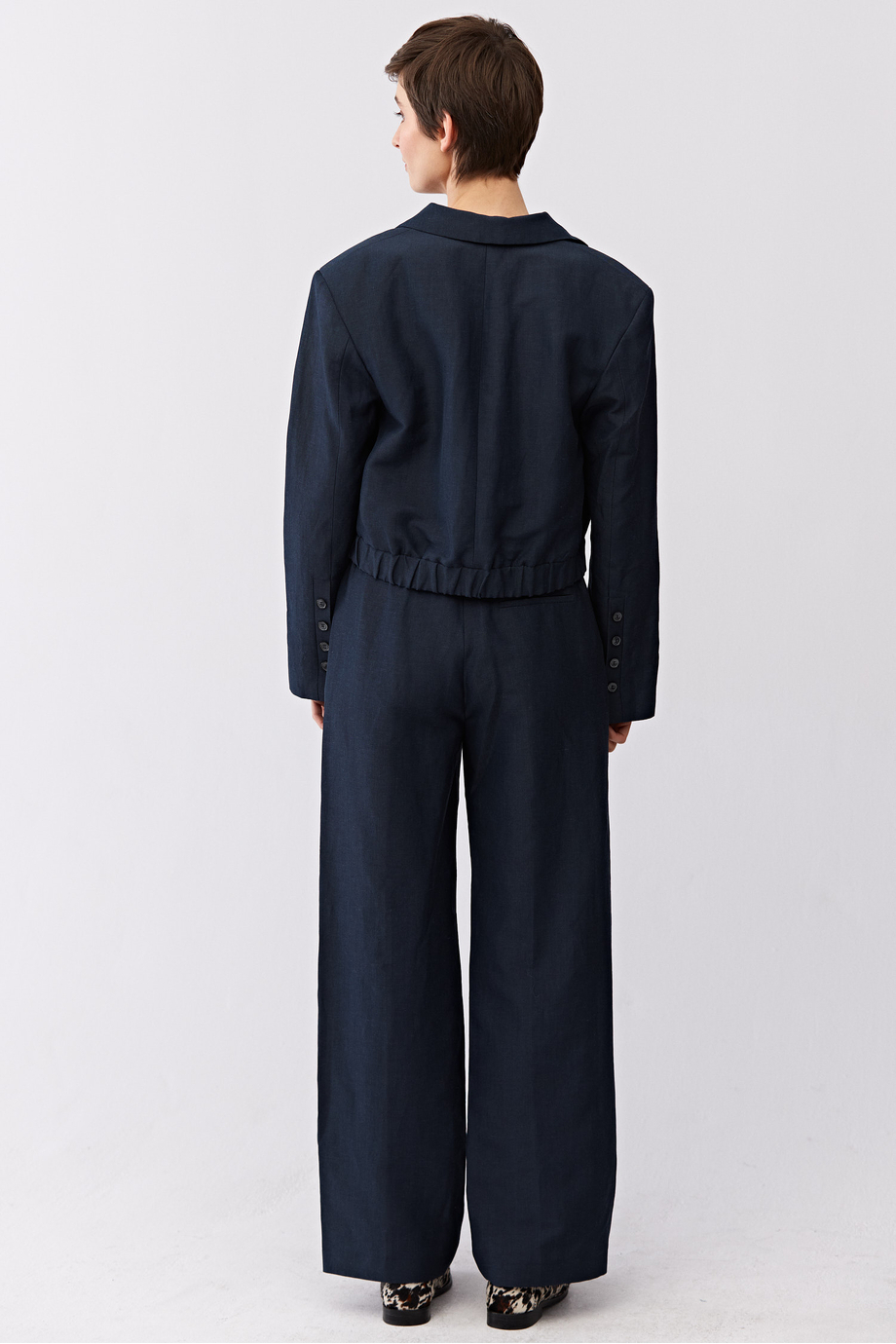 Marineblaues einreihiges Sakko aus Wolle und Leinen Marineblaues einreihiges Sakko aus Wolle und Leinen